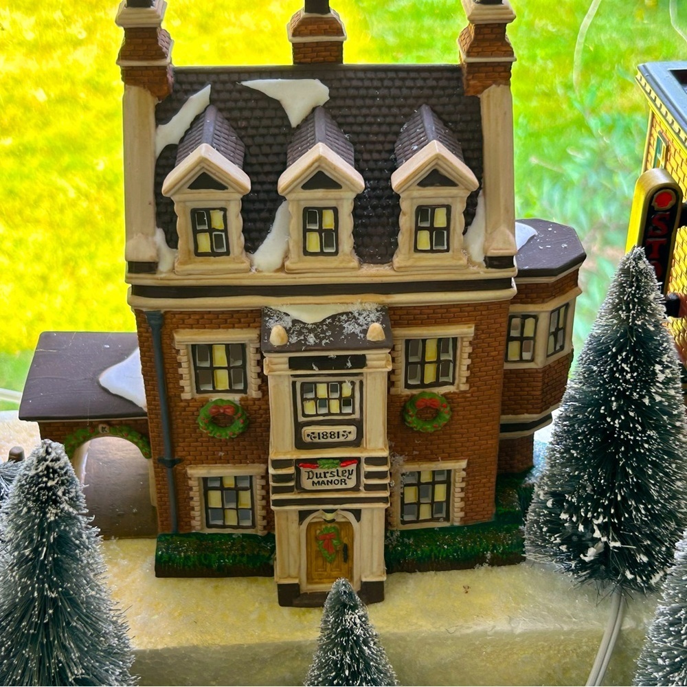 Department 56 Dursley Manor - Dickens village